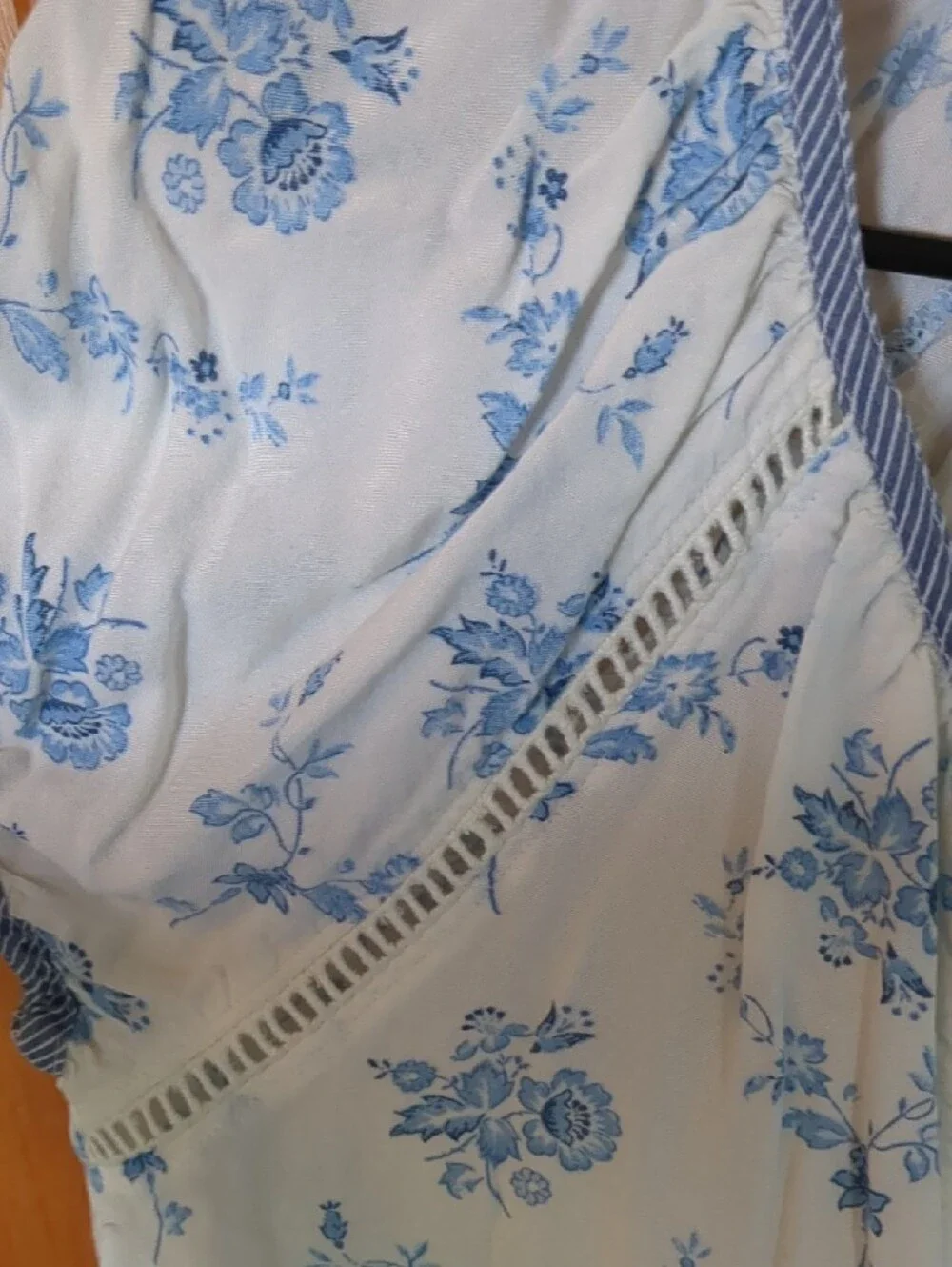 Abercrombie & Fitch White Top with Blue Floral Print XS